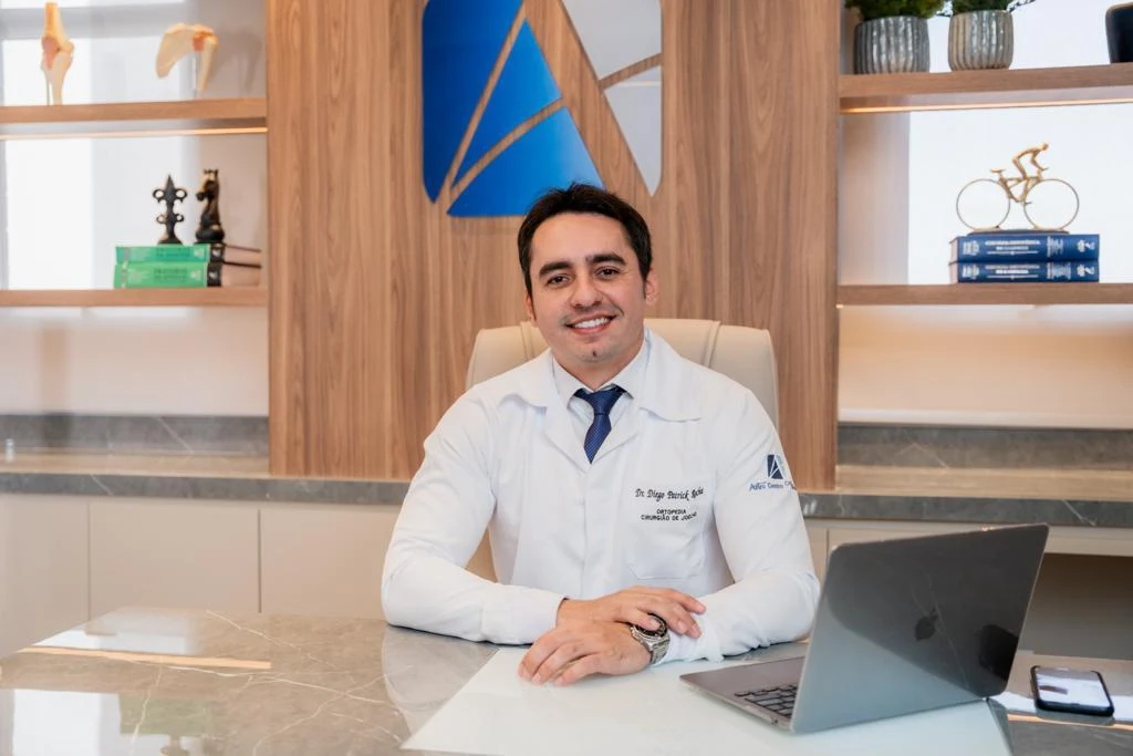 Dr. Diego Patrick em ambiente profissional
